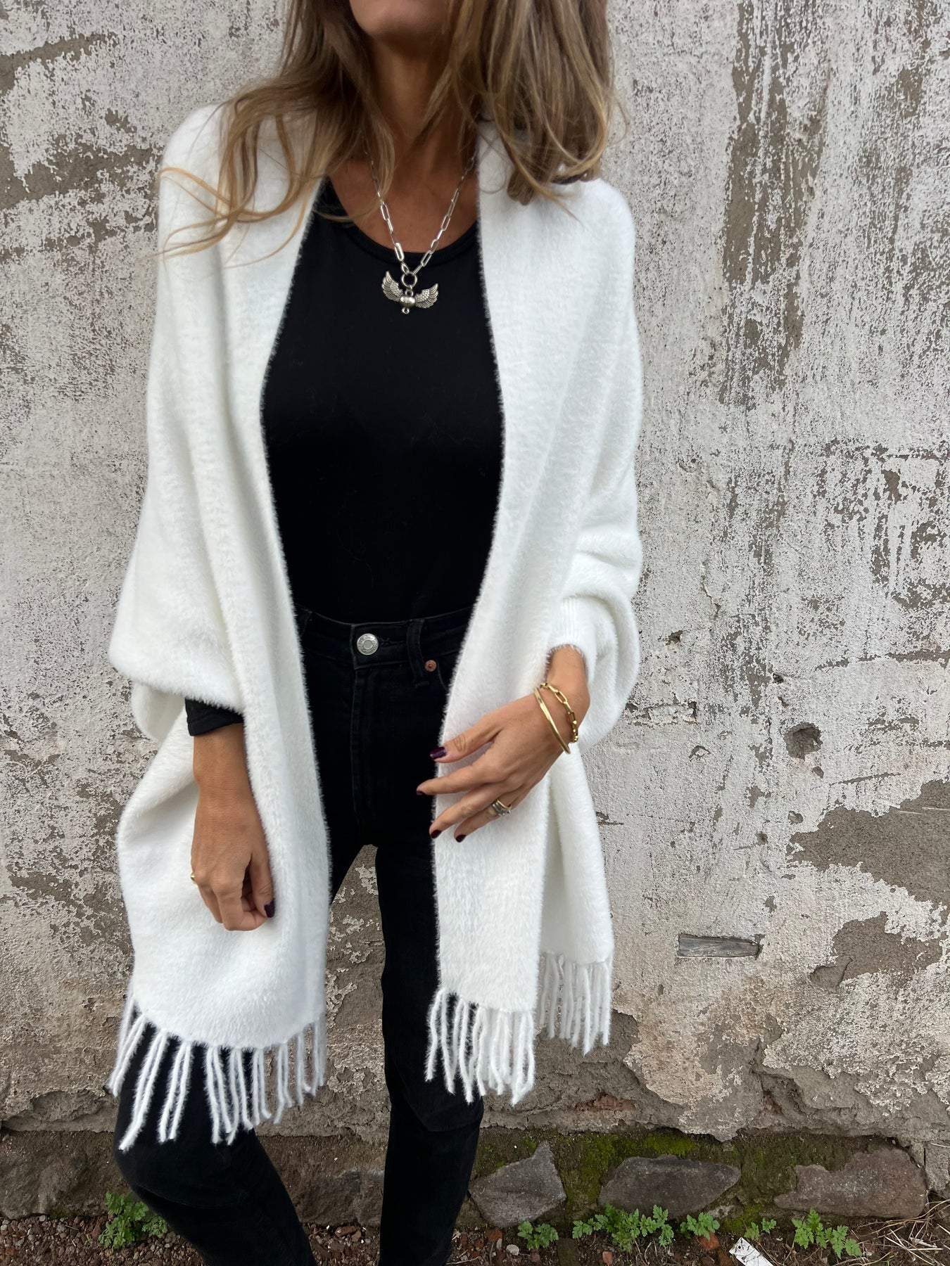 Het Vivia vest is een veelzijdig en stijlvol kledingstuk voor de moderne vrouw, ontworpen voor zowel comfort als elegantie. Gemaakt van zachte, ademende materialen, biedt het een flatterende, losse pasvorm die perfect bij verschillende lichaamsvormen past.
