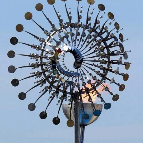 MystiMolino - Een sierlijke windmolen die kunst en beweging combineert.