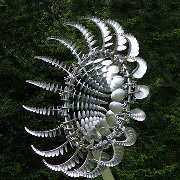 MystiMolino - Een sierlijke windmolen die kunst en beweging combineert.